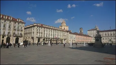 La vaste piazza Vittorio Veneto, réalisée en 1825 et entourée d'immeubles à arcades, se trouve à ...