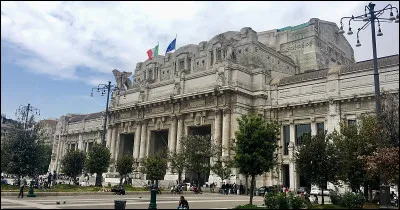Cette grande gare inaugurée en 1931, (en italien : Stazione Centrale), située place Duca d'Aosta, est la gare centrale de ...