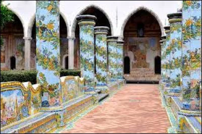 La basilique gothique Santa Chiara, connue pour son cloître des clarisses, se trouve à ...