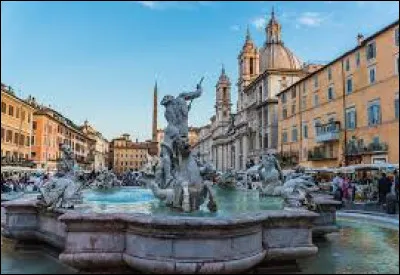 La Piazza Navona, édifiée à la renaissance sur l'emplacement du stade de Domitien et ornée de trois fontaines se trouve à ...