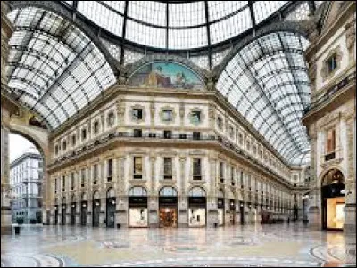 La Galleria Vittorio Emanuele II, édifiée au milieu du XIXe siècle dans un style néo-classique et baroque, dont l'entrée principale s'ouvre sur la place du Duomo, se trouve à ...