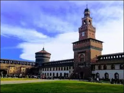 Le château Sforza qui a succédé au XVe siècle à celui des Visconti, abrite aujourd'hui plusieurs musées : il se trouve à ...