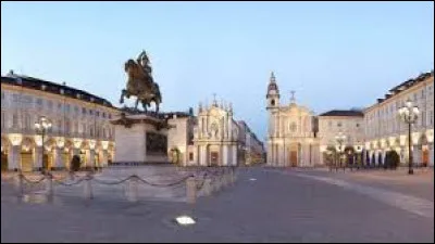La piazza San Carlo aménagée au XVIIe siècle, se trouve au coeur de ...