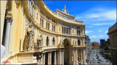 La Galleria Umberto est une vaste galerie marchande dont l'ouverture principale donne sur la via Toledo, au centre de ...