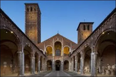 La basilique Saint-Ambroise, édifiée à la fin du IVe siècle, reconstruite au XIe, se trouve à ...