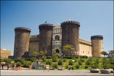 Le Castel Nuovo, forteresse construite au XIIIe siècle, se trouve à ...