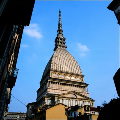 La Mole Antonelliana, édifice haut de 167 mètres, édifié à la fin du XIXe siècle, abrite aujourd'hui le musée national du cinéma. Elle se trouve à ...