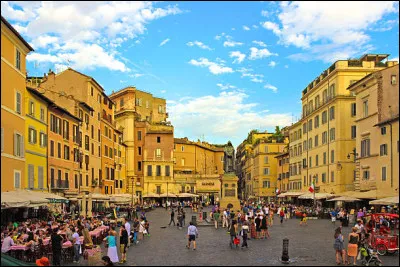 Le Campo de' Fiori est une place ancienne au coeur de la ville de ...