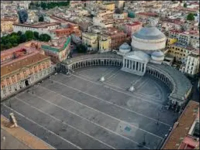La vaste Piazza del Plebiscito, réalisée au début du XIXe, se trouve à ...