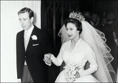 En 1953, quelle loi fait passer le duc d'Edimbourg en priorité devant Margaret en cas de succession à la reine Elisabeth II ?