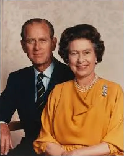 Pour quelle raison ses trois surs n'ont-elles pas pu assister à son mariage avec Elisabeth II ?