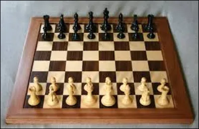 Combien de tours figurent sur l'échiquier au début d'une partie d'échecs ?