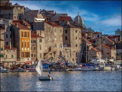 Shibénik : la ville croate de ibenik est exactement en face de la ville italienne de Trieste, de l'autre côté de l'Adriatique :
