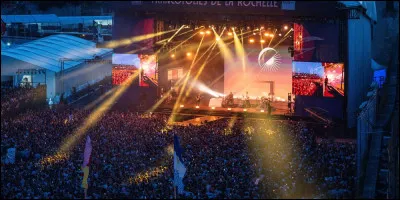 Quel est le nom du festival créé à la Rochelle par Jean-Louis Foulquier, où Patricia Kaas a été tête d'affiche ?