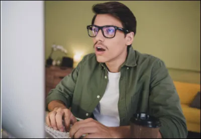 Quel est le nom d'une personne naïve, peu dégourdie et niaise ?