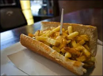 En Belgique notamment, comment s'appelle ce mets constitué d'une demi-baguette contenant une viande cuite, servie chaude (ou parfois froide), des frites et de la sauce ?