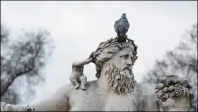 Lequel de ces éléments fait partie de l'égide, l'arme utilisée par Zeus dans plusieurs de ses combats ?