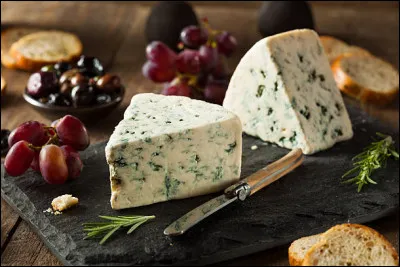 Il serait temps que je vous offre un fromage. Je le cite, ce sera un roquefort. Avec le lait de quel animal est-il fabriqué ?