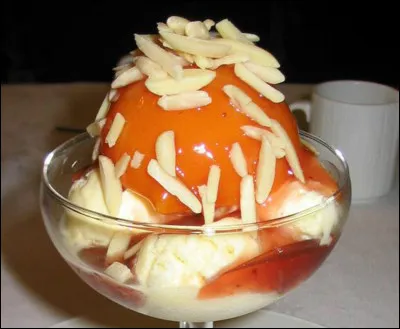 Attention on va parler de cette glace telle qu'elle a été conçue, à son origine. Reconnaissez-vous ce dessert imité de la célèbre création d'Escoffier qu'il baptisa "Pêche Melba" ? Ne manque-t-il pas quelque-chose, sachant que même si on le voit mal il y a du coulis de framboise au fond ?