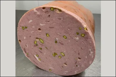 Vous l'avez reconnue ! C'est la mortadelle. Que sont ces petites taches vertes que l'on y trouve généralement ?