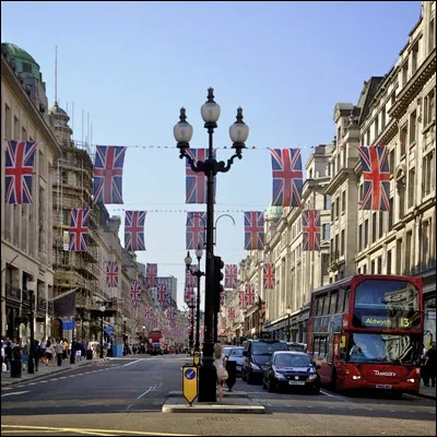 Quelle place londonienne, célèbre pour ses enseignes lumineuses, a été créée en 1819 par John Nash dans le prolongement de Regent Street ?