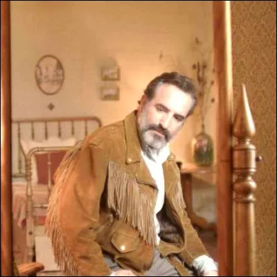 Quel humoriste, ancien chroniqueur de "Quotidien", qui apparaît dans le film "Le Daim", aborde sa relation avec son père dans le livre "La Prochaine fois que tu mordras la poussière" ?