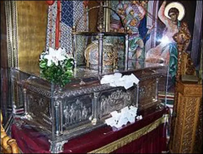 Quel est le nom d'un cercueil reliquaire qui contient tout ou partie du corps d'un Saint ?