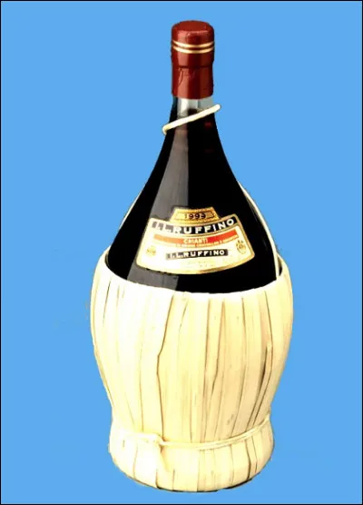 Quel est le nom du vin rouge italien produit en Toscane, contenu dans une bouteille ventrue recouverte d'osier ?