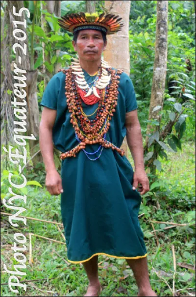 Quel est le nom de l'être capable d'interpréter les signes et de communiquer avec les esprits de sa communauté ?