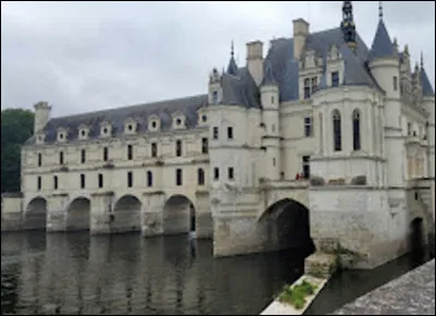 Quel est le nom du château qui enjambe le Cher, cours d'eau français ?