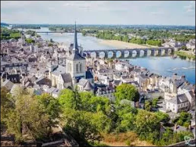Dans quelle ville du Maine-et-Loire est-elle est née ?