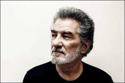 À quelle voix Eddy Mitchell fait-il référence dans lun de ses morceaux ?