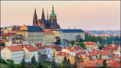 Quel célèbre château est situé à Prague ?