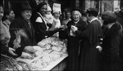 Derrière la chanteuse de music-hall, se cache une femme d'engagement. On la voit ici en 1932 distribuer...