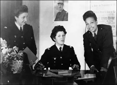 Au début de la Seconde Guerre mondiale, en 1939 elle apporte son soutien à la France de deux façons :