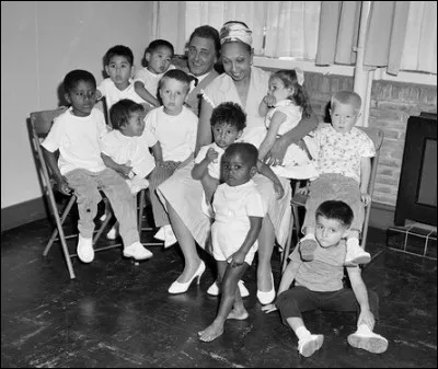 Joséphine Baker adopte avec son mari Jo Bouillon 12 enfants. Comment se nomme cette famille ?