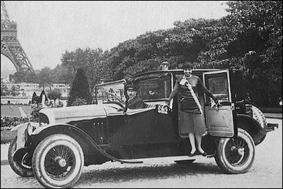 Comment se déroule son adaptation à la vie parisienne ?