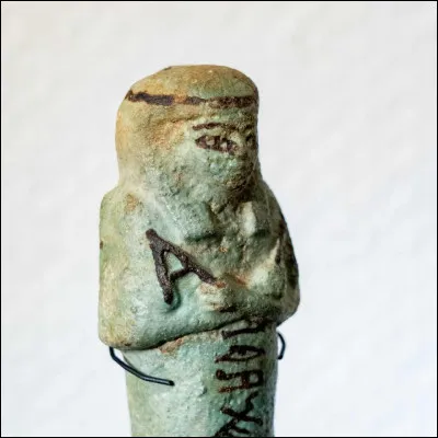 Je suis le dieu de la lune et du temps cyclique. Mes parents sont Moût et Amon.
Qui suis-je ?