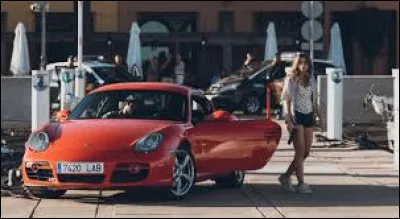 Quelles sont les fleurs que Noah reçoit de son stalker ?