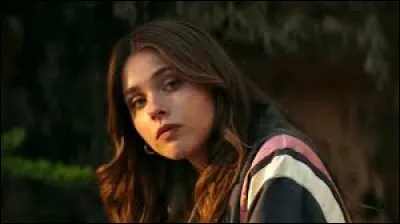 Qu'est-ce qui est écrit sur la veste de Noah quand elle visite sa nouvelle maison ?