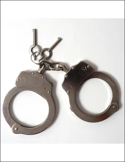 Hum... est-ce que ça te dérange s'il a des problèmes familiaux et/ou judiciaires ?