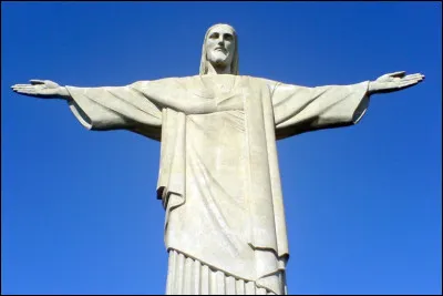 Immense statue de Jésus-Christ située à Rio de Janeiro, au Brésil :