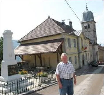 Notre balade prend fin auprès de ce monsieur, à Valfin-lès-Saint-Claude. Village de l'ancienne région Franche-Comté, il se situe dans le département ...