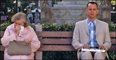 Dans quelle ville le personnage "Forrest" raconte-t-il sa vie aux personnes qui viennent s'asseoir sur le banc ?