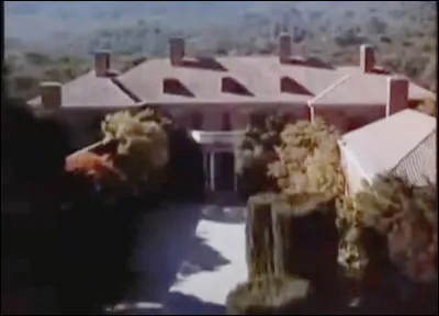 Dans quelle série des années 80 le générique débute-t-il par des plans sur cette villa ?