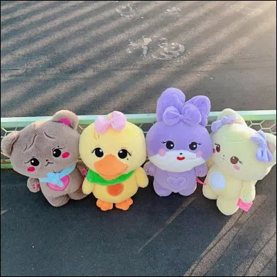 Que représente la peluche à son effigie ?