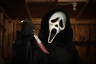 Dans "Scream" (1996), quel objet Ghostface utilise-t-il pour terroriser ses victimes au téléphone ?