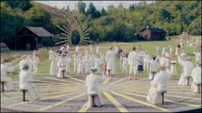 Dans "Midsommar" (2019), où se déroule l'intrigue ?