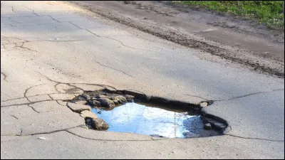 Quel est le nom de la cavité qui se forme dans une chaussée dont le revêtement s'effrite ?