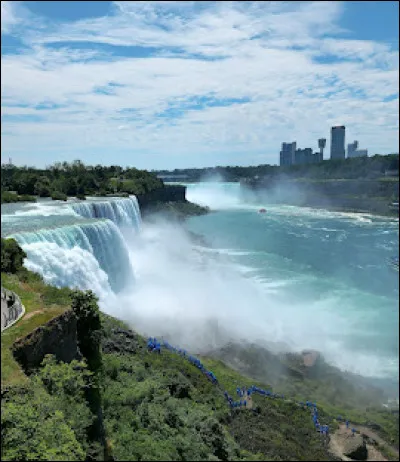 Quel est le nom de ces chutes qui servent de frontière entre les États-Unis et le Canada ?